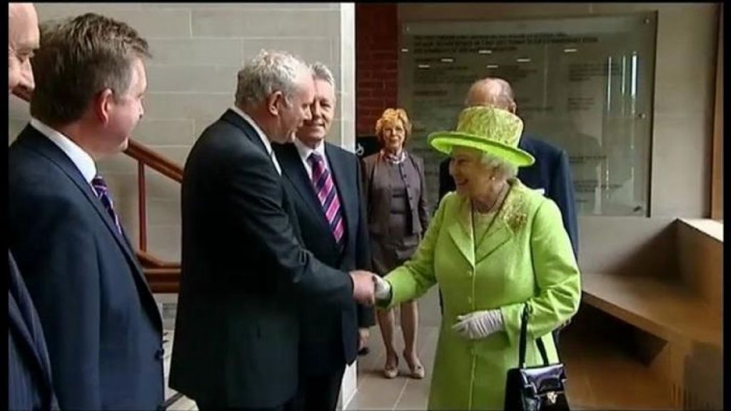 poignée de mains Reine Elizabeth avec Martin McGuinness.